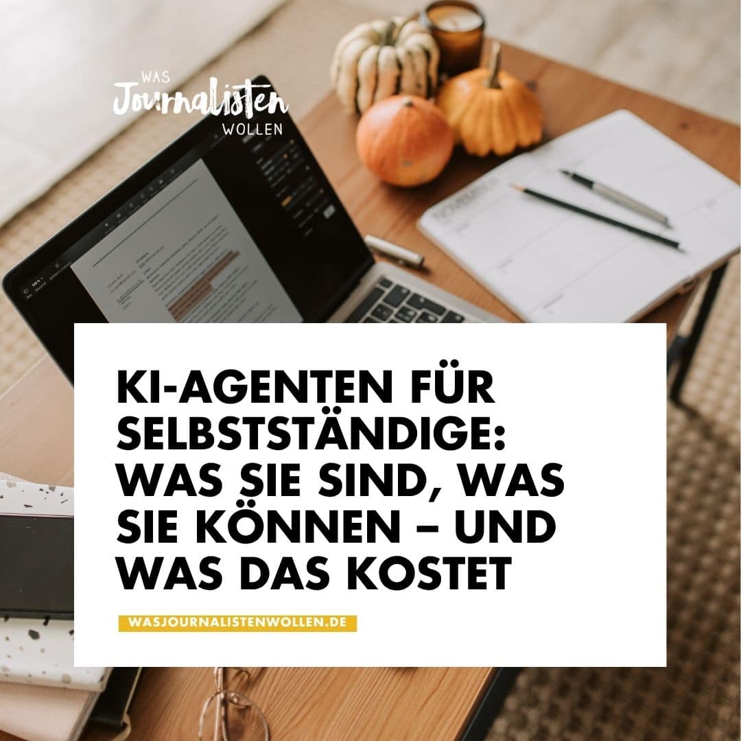 Alt-Text: Blogbeitrag-Titelbild von „Was Journalisten Wollen": Draufsicht auf einen Holztisch mit einem aufgeklappten Laptop, einem Notizbuch mit Stiften und Kürbissen als Dekoration. Im Vordergrund ein weißes Textfeld mit dem Titel in Fettschrift: „KI-Agenten für Selbstständige: Was sie sind, was sie können – und was das kostet". Darunter die Website-Adresse wasjournalistenwollen.de in gelber Schrift.